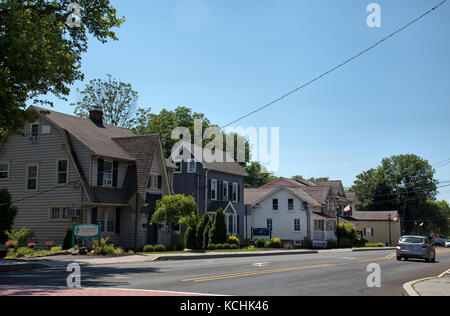 Haus und Unternehmen entlang der Straße in Newtown, PA Pennsylvania - USA Stockfoto