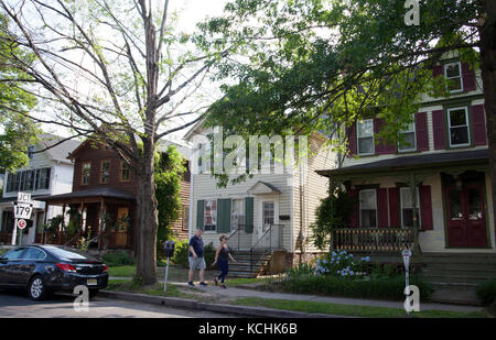Neue Hoffnung Häuser entlang der Straße in Pennsylvania, USA Stockfoto