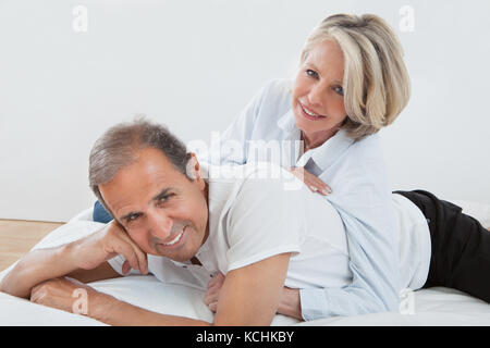 Portrait Of Happy Senior Couple zusammen im Bett Stockfoto