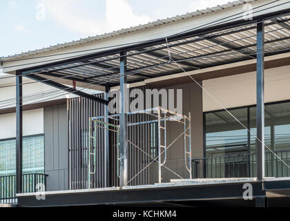 Kleine metallene Gerüste auf der zweiten Etage des unvollendeten Moderne Haus für den Balkon bauen. Stockfoto