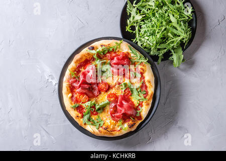 Hausgemachte Pizza mit Bresaola Stockfoto