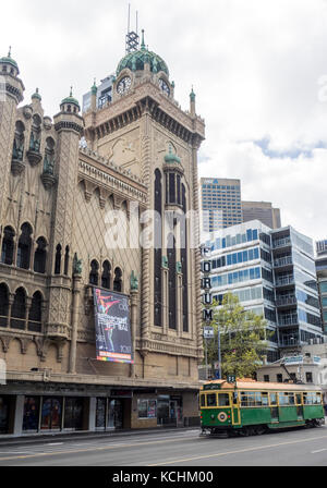 Iconic Melbourne Tram an der Flinders Street vor dem Forum Theater, Melbourne, Victoria, Australien. Stockfoto