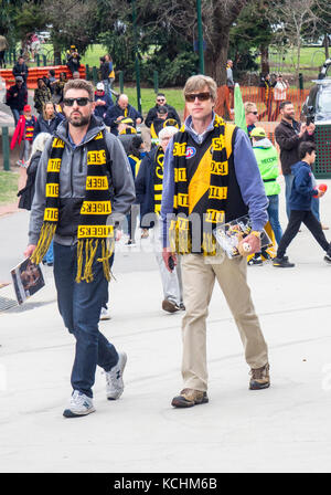 Fußball-Fans außerhalb der MCG für das Jahr 2017 Grand Final an der MCG, Melbourne, Victoria, Australien. Stockfoto