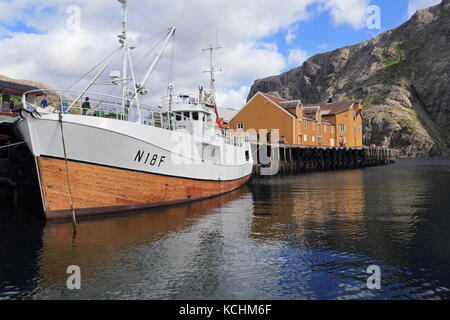 Angelboote/Fischerboote und Rorbu-Hütten im Hafen von Nusfjord, Lofoten, Norwegen Stockfoto