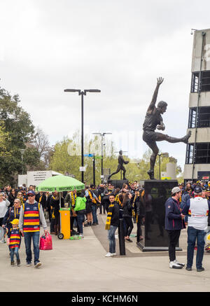 Fußball-Fans außerhalb der MCG für das Jahr 2017 Grand Final an der MCG, Melbourne, Victoria, Australien. Stockfoto