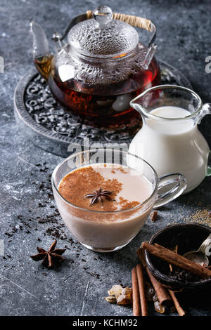 Masala Chai mit Zutaten Stockfoto