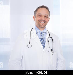 Porträt von glücklich Reife Doktor mit Stethoskop Stockfoto