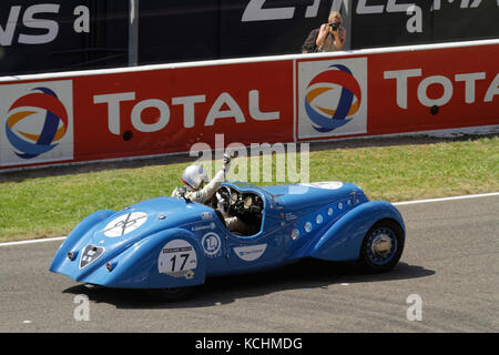 LE MANS, Frankreich, 9. Juli 2016: Alte Rennwagen bei Le Mans Classic auf der Strecke der 24 Stunden. Keine andere Veranstaltung der Welt versammelt so viele ol Stockfoto