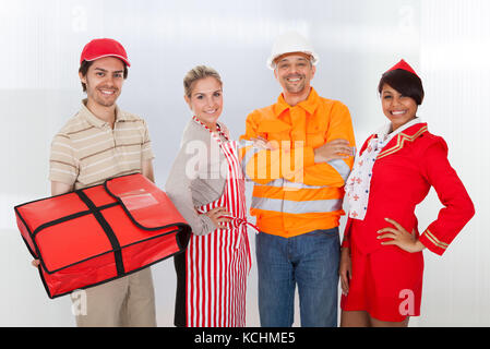Gruppe Schuss von professionellen Arbeiter zusammenstehen Stockfoto