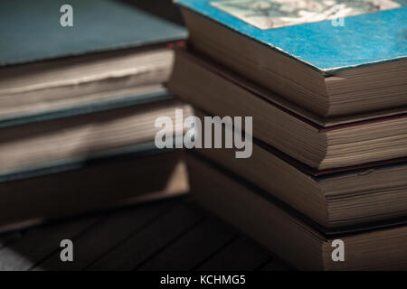 Der Stapel der Bücher liegt auf einem Tisch, ein Hintergrund, andere Stapel, Wissen, Bibliothek Stockfoto