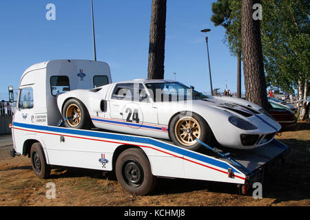 LE MANS, Frankreich, 8. Juli 2016: Alte Rennwagen Le Mans Classic auf der Strecke der 24 Stunden transportiert werden. Keine andere Veranstaltung der Welt assemb Stockfoto