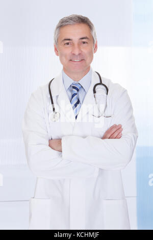 Porträt von glücklich Reife Doktor mit Stethoskop Stockfoto