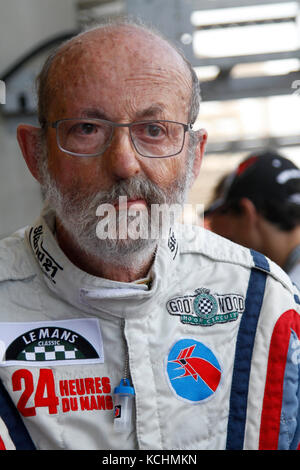 LE MANS, Frankreich, 8. Juli 2016: Französische Le Mans Sieger Henri Pescarolo bei Le Mans Classic auf der Strecke der 24 Stunden. Keine andere Veranstaltung in Stockfoto