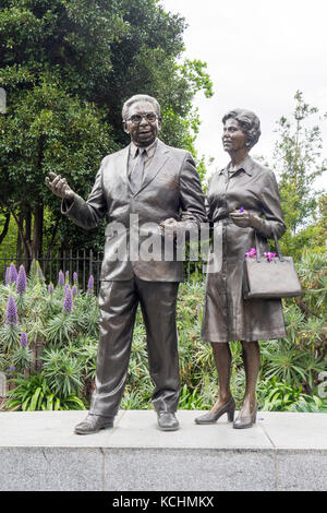 Bronze Statuen von Pastor Sir Douglas und Lady Gladys Nicholls im Parlament Gärten finden, Melbourne, Victoria, Australien. Stockfoto