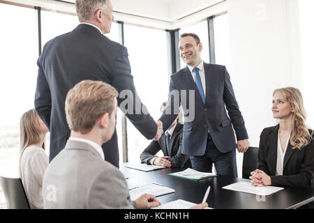 Geschäft Leute die Hände schütteln, bis Beendigung einer Versammlung Stockfoto