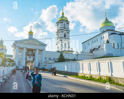 POCHAYIV, UKRAINE - 29. AUGUST 2017: Die Heiligen Tore sind der Haupteingang von Pochayiv Lawra und der Ort, an dem Bettler um Wohltätigkeit flehen Stockfoto