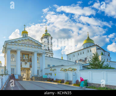 POCHAYIV, UKRAINE - 29. AUGUST 2017: Das Heilige Tor ist am 29. August in Pochayiv mit der wunderschönen Ikone der Mutter Gottes über dem Eingang zu sehen. Stockfoto