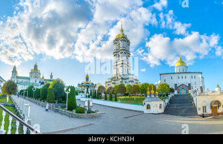 POCHAYIV, UKRAINE - 29. AUGUST 2017: Der Blick auf das wunderschöne Ensemble von Pochayiv Lawra mit seinem hohen Glockenturm in der Mitte, am 29. August in Pochayiv Stockfoto