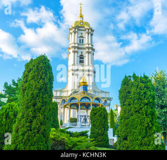 Der Glockenturm ist das höchste Gebäude und eines der bemerkenswerten Wahrzeichen von Pochayiv Lawra in der Ukraine Stockfoto