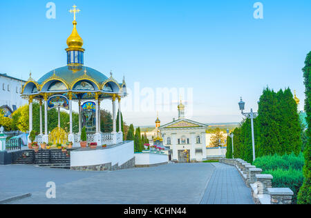 Der Blick auf den Pochayiv Lavra Komplex mit Sommeraltar und Heiligen Toren im Hintergrund, Pochaiv, Ukraine Stockfoto