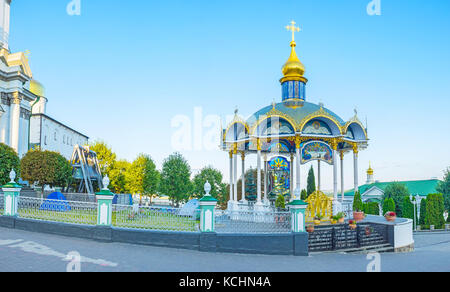 Der Blick auf den reich dekorierten Sommeraltar im Innenhof von Pochayiv Lavra, Ukraine. Stockfoto