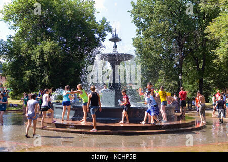 Nischnij Nowgorod, Russland, 20. Juli 2013: Junge Leute geduscht gegenseitig mit Wasser aus einem Brunnen. Stockfoto