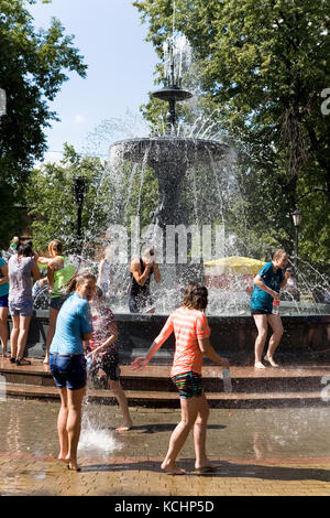 Nischnij Nowgorod, Russland, 20. Juli 2013: Junge Leute geduscht gegenseitig mit Wasser aus einem Brunnen. Stockfoto