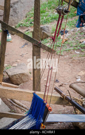 Traditionellen weiß-blauen Tuch für Kleidung handwoven außerhalb in der Elfenbeinküste, Westafrika Stockfoto