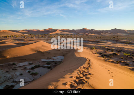 Schöne hoch aufragenden roten Sanddünen an der berühmten deadvlei in der Nähe von sossusvlei in der Namib Wüste, Namibia, Südafrika Stockfoto