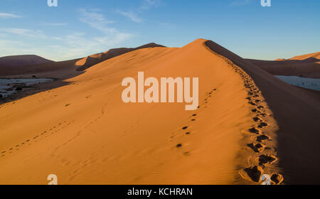 Schöne hoch aufragenden roten Sanddünen an der berühmten deadvlei in der Nähe von sossusvlei in der Namib Wüste, Namibia, Südafrika Stockfoto