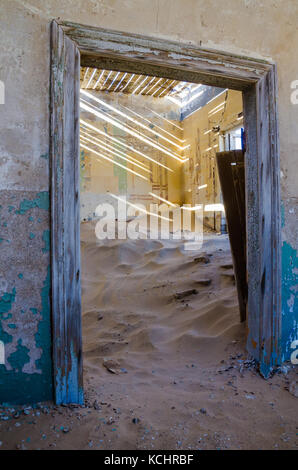 Ruinen der einst wohlhabenden deutschen Bergbau Stadt Kolmanskop, die in der Wüste Namib in der Nähe von Lüderitz, Namibia, Südafrika Stockfoto