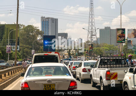 Fahrzeuge stecken im Stau Bei Rush Hour am Uhuru Highway in Nairobi Central Business District (CBD), Kenia Stockfoto