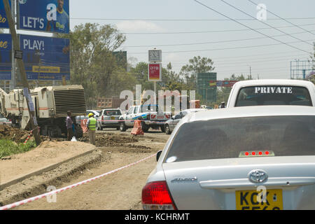 Fahrzeuge stecken im Stau wegen Bauarbeiten am Ngong Road in Nairobi Central Business District (CBD), Kenia Stockfoto
