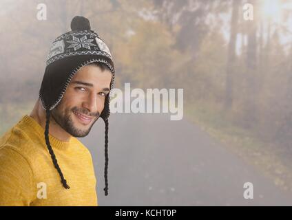 Digital composite der Mann im Herbst mit Hut im Wald Stockfoto