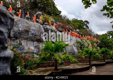 Statuen der buddhistische Mönch in höhlentempel Dambulla Stockfoto