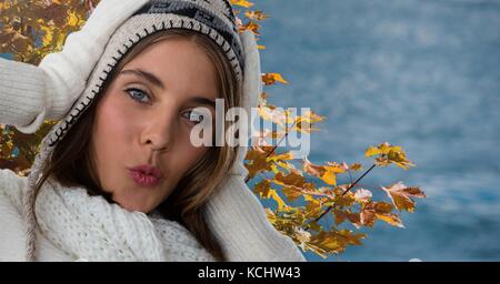 Digital composite der Frau im Herbst mit Mütze und Kapuze mit Baum Blätter Stockfoto