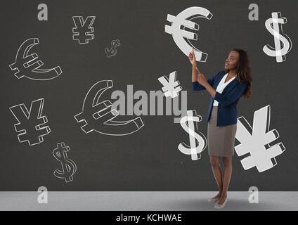 Digital composite der glücklichen Frau zeigt sich vor Geld an der Wall Stockfoto