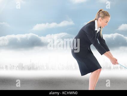 Digital composite der Geschäftsfrau ziehen Seil über Stadt Stockfoto