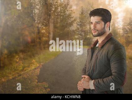 Digital composite der Mann im Herbst Wald stehend Stockfoto