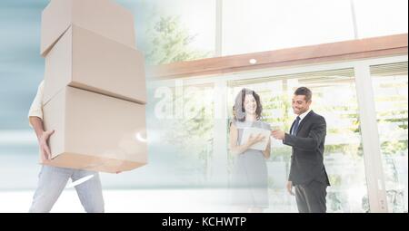 Digital composite von Menschen, Boxen in neues Haus mit Schlüssel Stockfoto