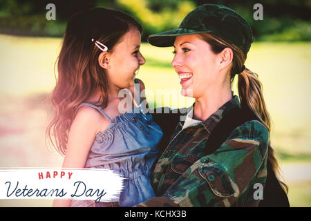 Logo für Veteranen Tag in Amerika gegen einen Soldaten Mutter ihre Tochter umarmen Stockfoto