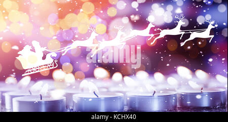 Silhouette der Weihnachtsmann und Rentier gegen brennende Teelicht Kerzen Stockfoto