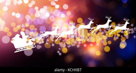 Silhouette der Weihnachtsmann und Rentier gegen Sparkler gegen defokussiertem Hintergrund Stockfoto