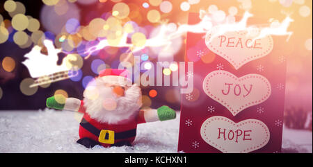 Silhouette der Weihnachtsmann und Rentier gegen Weihnachten Label mit Nachrichten und Santa Claus auf Schnee Stockfoto