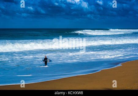 Der einsame Surfer allein über Paddeln in die Brandung Stockfoto