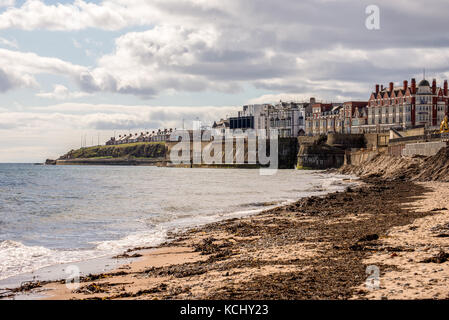 Blick auf die Bucht der Stadt und die Küste vom Strand in Whitley, England, Großbritannien Stockfoto