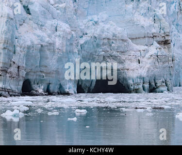 Schmelzendes Eis Blätter Höhlen hinter auf margerie Gletscher Glacier Bay National Park, Alaska Stockfoto