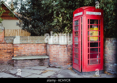 Telefonzelle in Wendover in ein medizinisches Zentrum, indem Sie es als Startseite für einen public access Defibrillator umgewandelt. wendover, Buckinghamshire uk Stockfoto