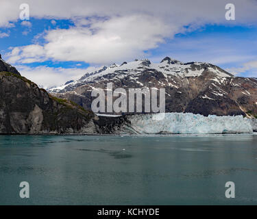 Blauer Himmel mit Fluffy Clouds in Landschaft Portrait von margerie Gletscher Glacier Bay National Park Stockfoto