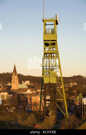 Deutschland, Ruhrgebiet, Castrop-Rauxel, Kopfbedeckung der stillgelegten Kohlemine Erin, Blick auf den alten Teil von Castrop. Deutschland, Ruhrgebiet, Castrop-Rauxel, Stockfoto